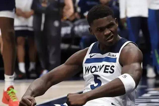 布朗32分米切尔空砍33分 凯尔特人大胜骑士1-0